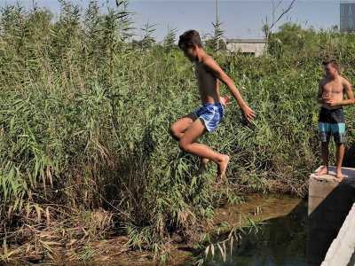�Ma la fabbrica rende tutto pi� avventuroso � ci dicono i ragazzi - e per questo noi veniamo sempre qui a fare il bagno, sin da quando eravamo bambini�. E a confermare quanto detto, il primo si lancia nell�acqua sottostante e a turno viene raggiunto da tutti gli altri